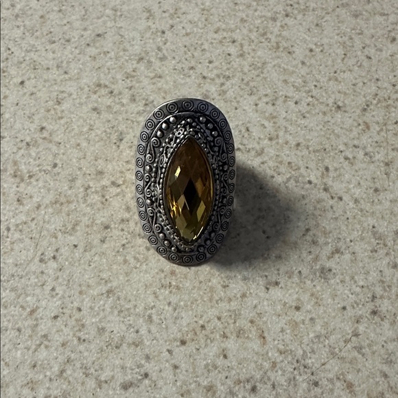 Vintage  Ring with Yellow Gemstone - Picture 3 of 5
